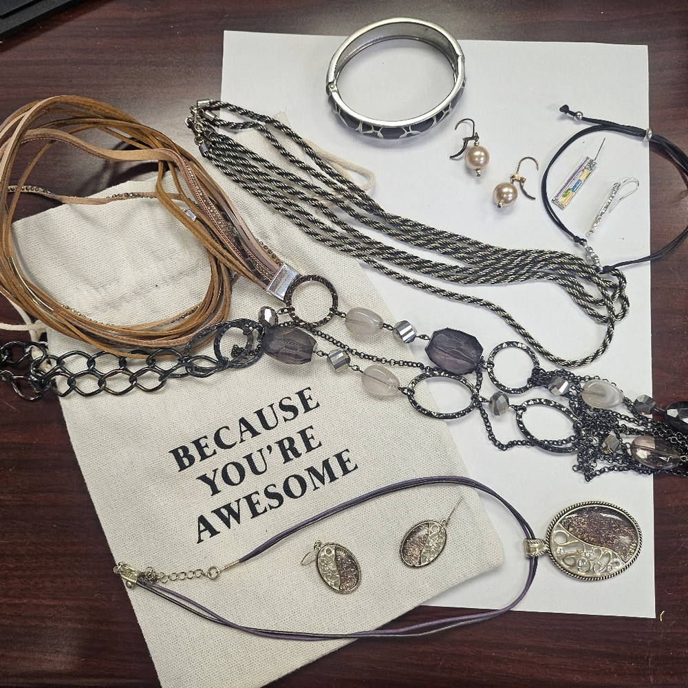 Elegant Black and Silver Necklace Set